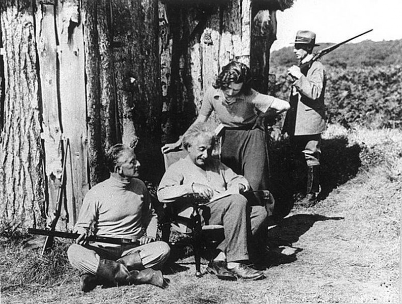 Иллюстрация к книге — Говорит Альберт Эйнштейн [i_063.jpg]