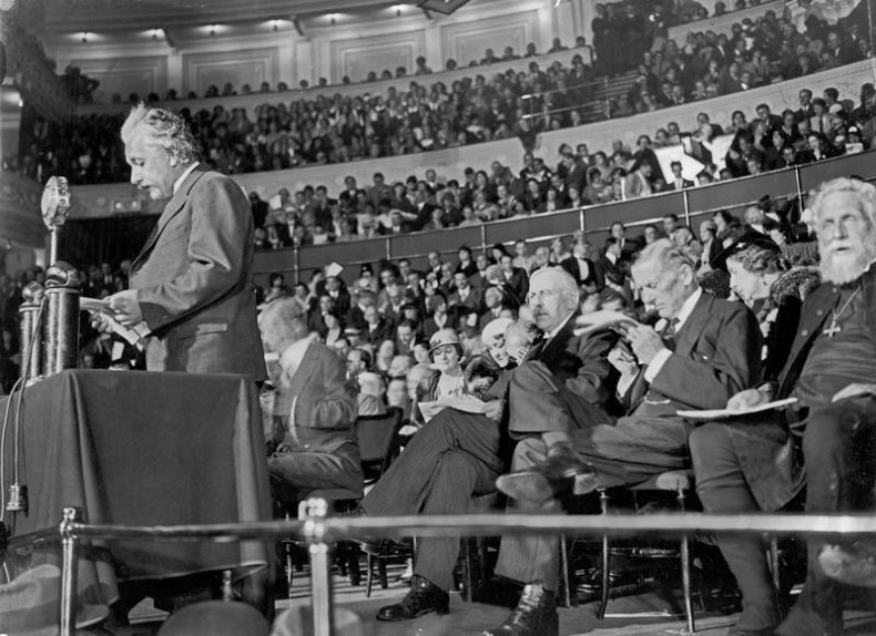 Иллюстрация к книге — Говорит Альберт Эйнштейн [i_065.jpg]