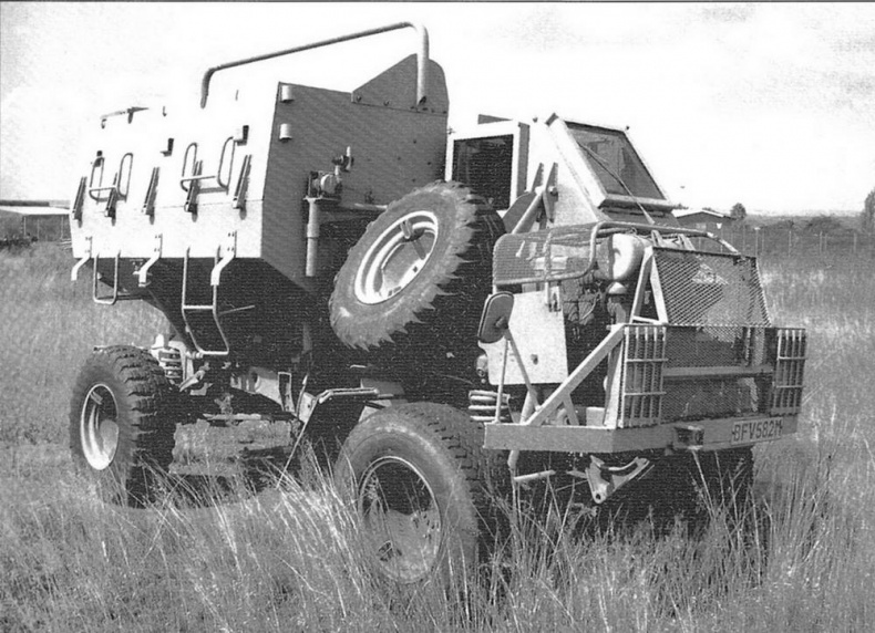 Иллюстрация к книге — Бронетранспортёры на шасси UNIMOG 1950 - 2009 гг. [img_41.jpg]