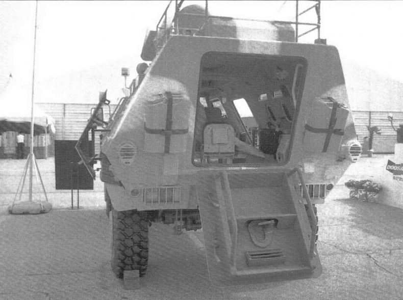 Иллюстрация к книге — Бронетранспортёры на шасси UNIMOG 1950 - 2009 гг. [img_44.jpg]