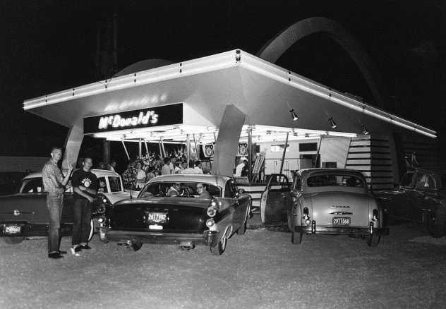Иллюстрация к книге — McDonalds. Как создавалась империя [fotografii1950godovklientovrestoranamcdonalds..jpg]