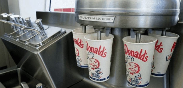 Иллюстрация к книге — McDonalds. Как создавалась империя [nafotoodinmultimikservzbivalodnovremennopjatkoktejjlejj.jpg]