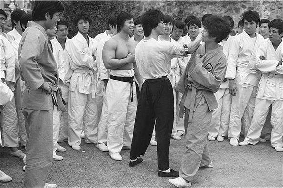 Иллюстрация к книге — Брюс Ли. Путь совершенства [i_057.jpg]