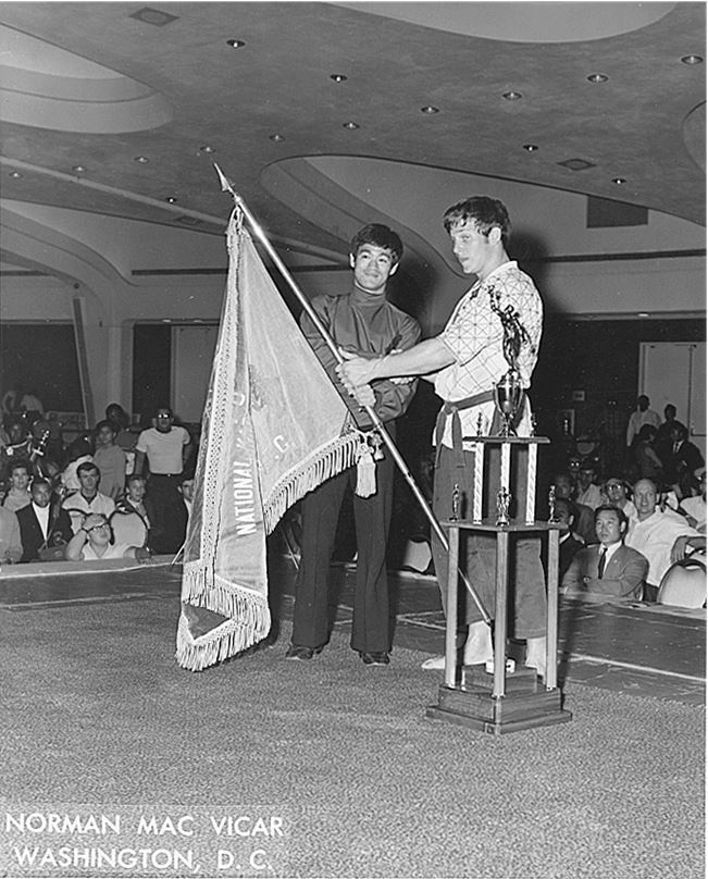 Иллюстрация к книге — Брюс Ли. Путь совершенства [i_085.jpg]