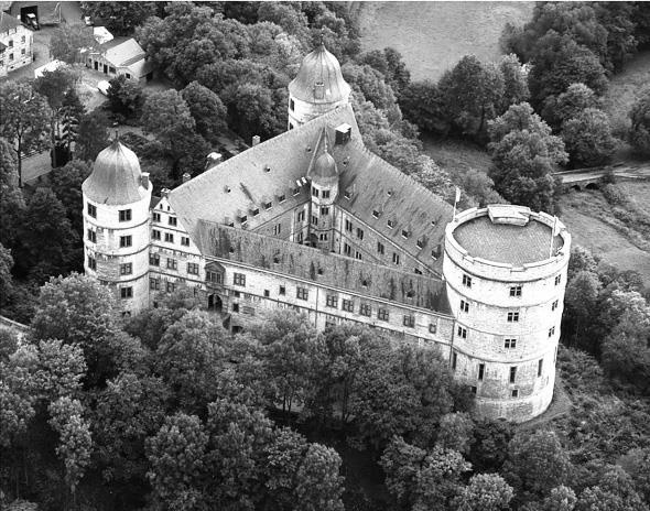 Иллюстрация к книге — Кёнигсберг-13, или Последняя тайна янтарной комнаты [i_035.jpg]