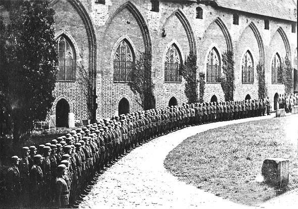 Иллюстрация к книге — Кёнигсберг-13, или Последняя тайна янтарной комнаты [i_105.jpg]