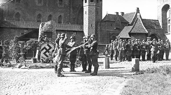 Иллюстрация к книге — Кёнигсберг-13, или Последняя тайна янтарной комнаты [i_106.jpg]