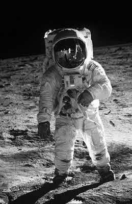 Иллюстрация к книге — Тайны Луны [i_024.jpg]