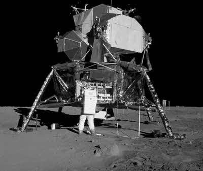 Иллюстрация к книге — Тайны Луны [i_026.jpg]