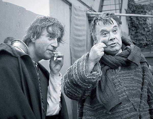 Иллюстрация к книге — Оттенки русского. Очерки отечественного кино [i_002.jpg]