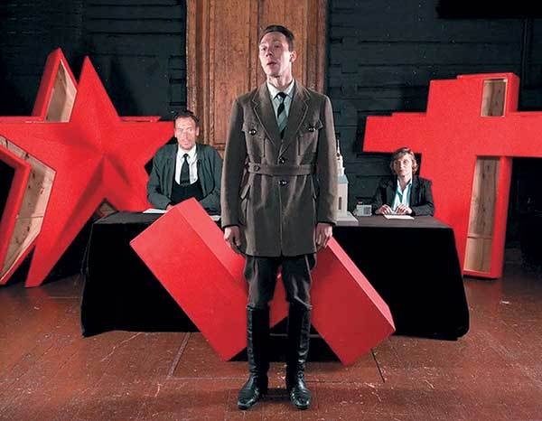 Иллюстрация к книге — Оттенки русского. Очерки отечественного кино [i_039.jpg]