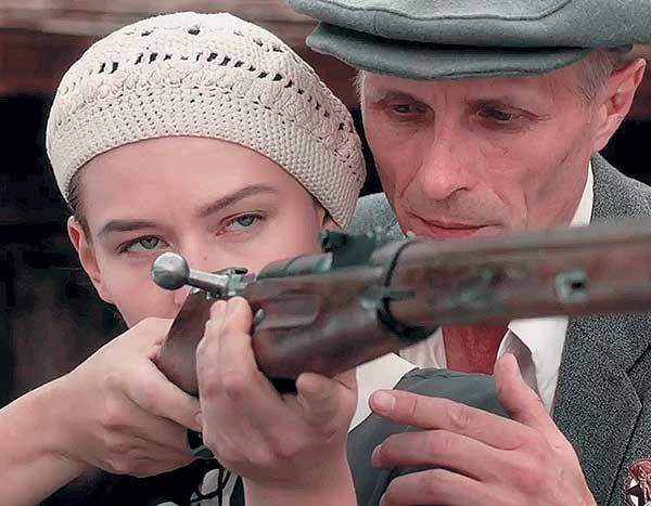 Иллюстрация к книге — Оттенки русского. Очерки отечественного кино [i_069.jpg]