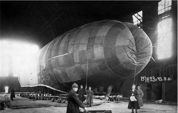 Иллюстрация к книге — Девятьсот часов неба. Неизвестная история дирижабля «СССР-В6» [i_006.jpg]