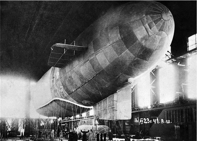 Иллюстрация к книге — Девятьсот часов неба. Неизвестная история дирижабля «СССР-В6» [i_007.jpg]