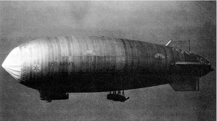 Иллюстрация к книге — Девятьсот часов неба. Неизвестная история дирижабля «СССР-В6» [i_014.jpg]