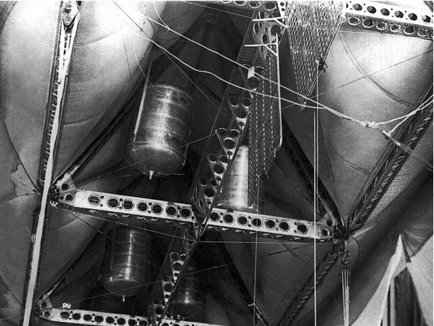 Иллюстрация к книге — Девятьсот часов неба. Неизвестная история дирижабля «СССР-В6» [i_037.jpg]