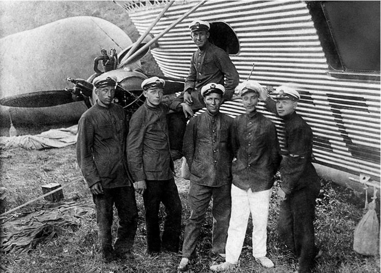 Иллюстрация к книге — Девятьсот часов неба. Неизвестная история дирижабля «СССР-В6» [i_114.jpg]