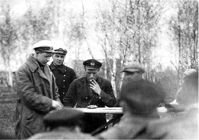 Иллюстрация к книге — Девятьсот часов неба. Неизвестная история дирижабля «СССР-В6» [i_120.jpg]