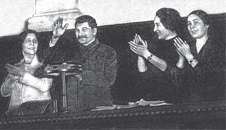 Иллюстрация к книге — Дом правительства. Сага о русской революции [i_245.jpg]