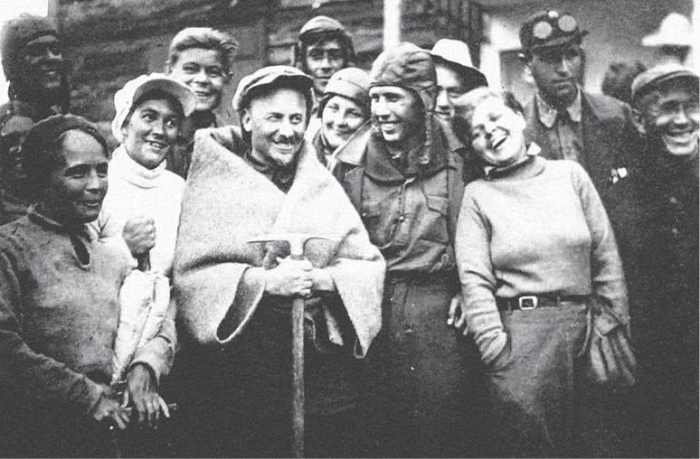 Иллюстрация к книге — Дом правительства. Сага о русской революции [i_307.jpg]