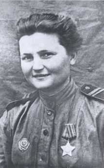 Иллюстрация к книге — Ангелы мщения. Женщины-снайперы Великой Отечественной [i_002.jpg]