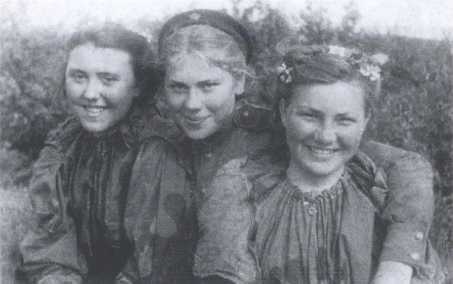 Иллюстрация к книге — Ангелы мщения. Женщины-снайперы Великой Отечественной [i_009.jpg]