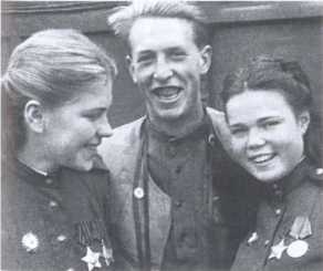 Иллюстрация к книге — Ангелы мщения. Женщины-снайперы Великой Отечественной [i_011.jpg]