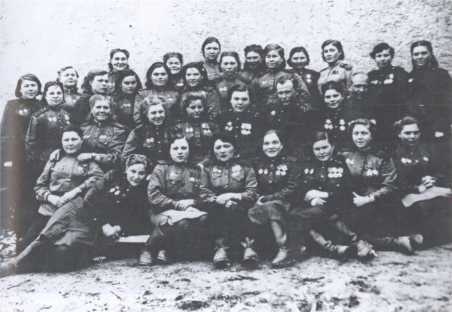 Иллюстрация к книге — Ангелы мщения. Женщины-снайперы Великой Отечественной [i_014.jpg]