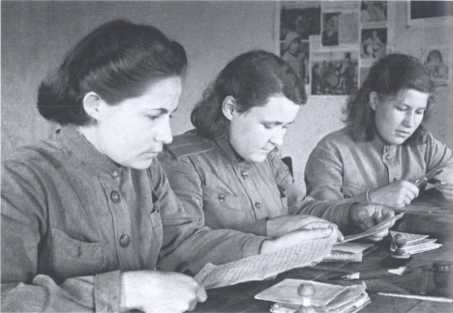 Иллюстрация к книге — Ангелы мщения. Женщины-снайперы Великой Отечественной [i_025.jpg]