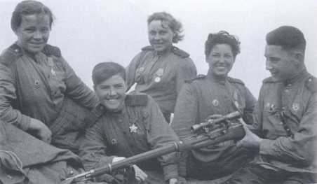 Иллюстрация к книге — Ангелы мщения. Женщины-снайперы Великой Отечественной [i_030.jpg]