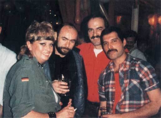 Иллюстрация к книге — Queen. Фредди Меркьюри. Биография [i_030.jpg]