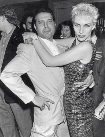 Иллюстрация к книге — Queen. Фредди Меркьюри. Биография [i_058.jpg]