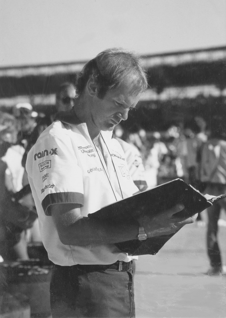 Иллюстрация к книге — Как построить машину. Автобиография величайшего конструктора «Формулы-1» [i_021.jpg]