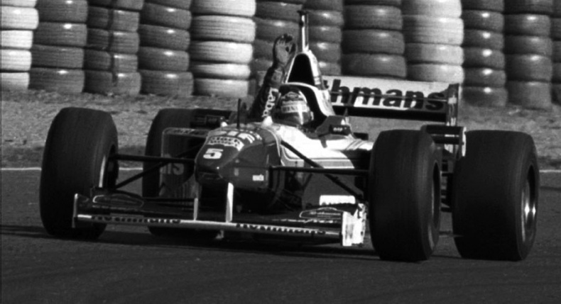 Иллюстрация к книге — Как построить машину. Автобиография величайшего конструктора «Формулы-1» [i_032.jpg]