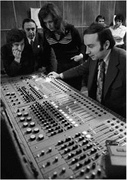 Иллюстрация к книге — Алла Пугачева. Жизнь и удивительные приключения великой певицы [i_013.jpg]