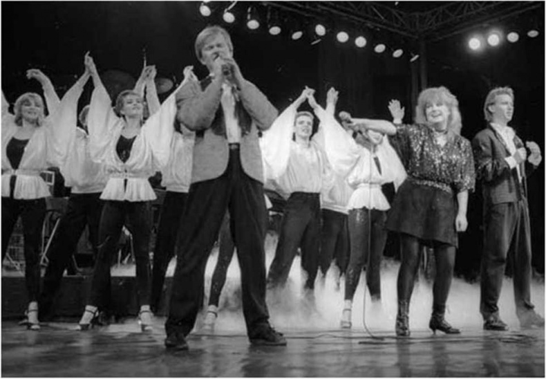 Иллюстрация к книге — Алла Пугачева. Жизнь и удивительные приключения великой певицы [i_032.jpg]