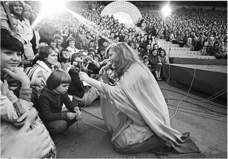 Иллюстрация к книге — Алла Пугачева. Жизнь и удивительные приключения великой певицы [i_035.jpg]