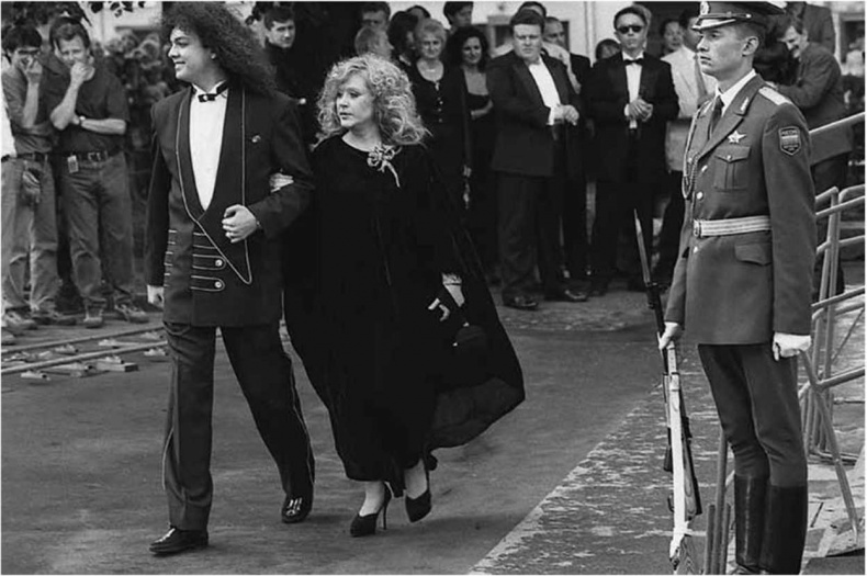 Иллюстрация к книге — Алла Пугачева. Жизнь и удивительные приключения великой певицы [i_048.jpg]