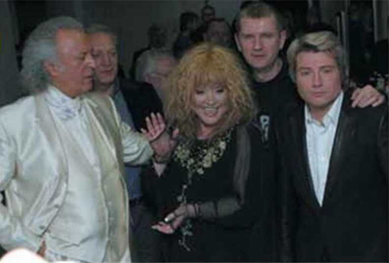 Иллюстрация к книге — Алла Пугачева. Жизнь и удивительные приключения великой певицы [i_052.jpg]