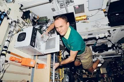 Иллюстрация к книге — Можно ли забить гвоздь в космосе и другие вопросы о космонавтике  [i_090.jpg]