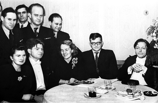 Иллюстрация к книге — Шостакович. Жизнь. Творчество. Время [i_075.jpg]