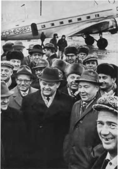 Иллюстрация к книге — Борис Щербина [i_037.jpg]