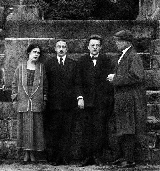 Иллюстрация к книге — Владимир Маяковский. Роковой выстрел. Документы, свидетельства, исследования [i_017.jpg]