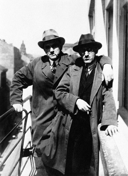 Иллюстрация к книге — Владимир Маяковский. Роковой выстрел. Документы, свидетельства, исследования [i_018.jpg]