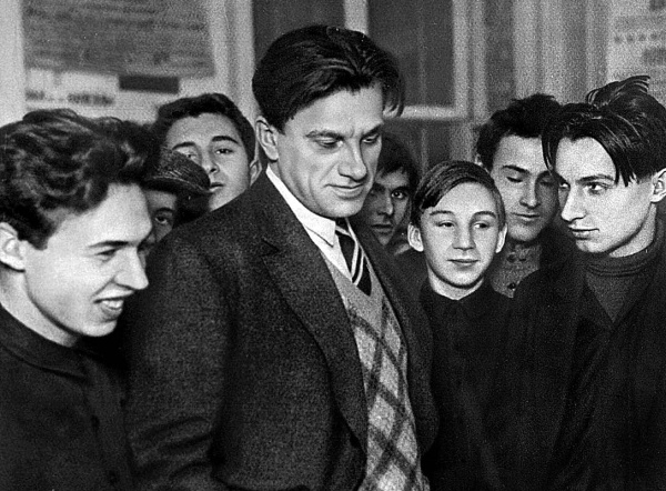 Иллюстрация к книге — Владимир Маяковский. Роковой выстрел. Документы, свидетельства, исследования [i_021.jpg]