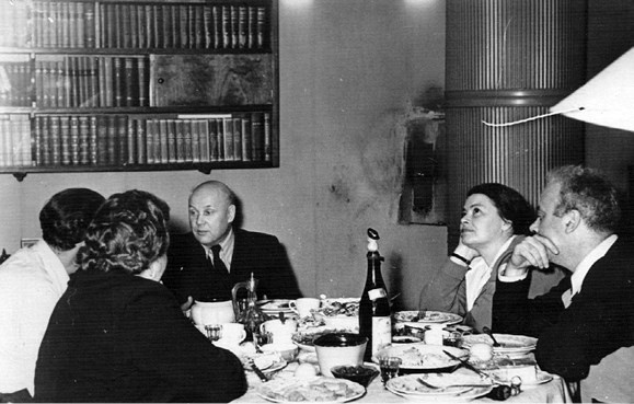 Иллюстрация к книге — Пассажиры колбасного поезда. Этюды к картине быта российского города. 1917-1991 [i_003.jpg]