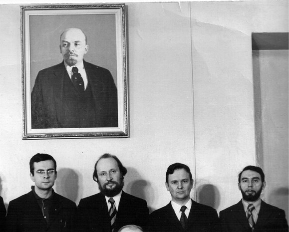 Иллюстрация к книге — Пассажиры колбасного поезда. Этюды к картине быта российского города. 1917-1991 [i_005.jpg]