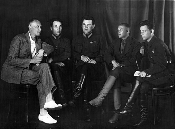 Иллюстрация к книге — Пассажиры колбасного поезда. Этюды к картине быта российского города. 1917-1991 [i_008.jpg]