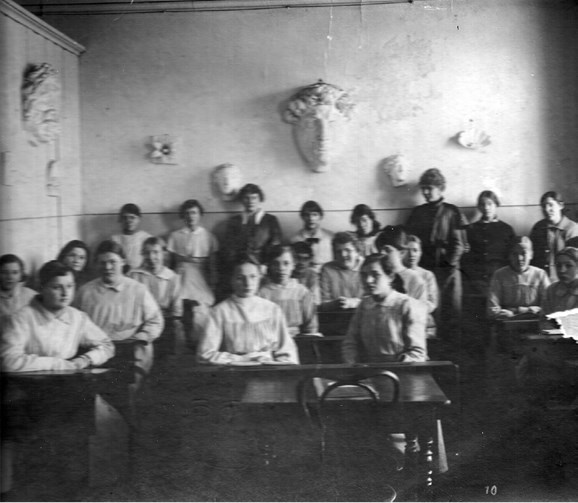 Иллюстрация к книге — Пассажиры колбасного поезда. Этюды к картине быта российского города. 1917-1991 [i_015.jpg]