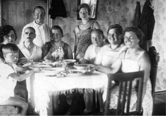 Иллюстрация к книге — Пассажиры колбасного поезда. Этюды к картине быта российского города. 1917-1991 [i_016.jpg]